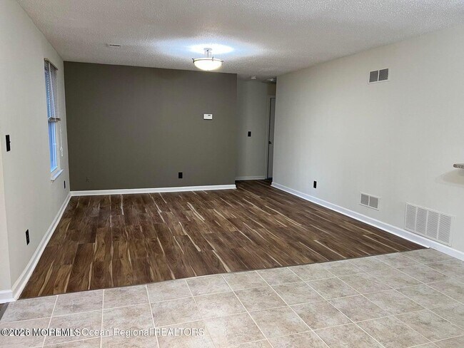 Building Photo - 12-7 Phoenix Ct