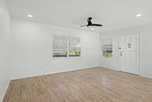 Building Photo - 235 Boulevard Des Pins