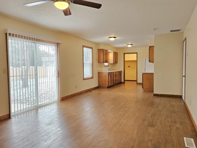 Building Photo - 101 Andrew Ct E