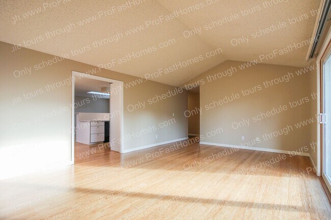 Building Photo - 14210 SW Rochester Dr