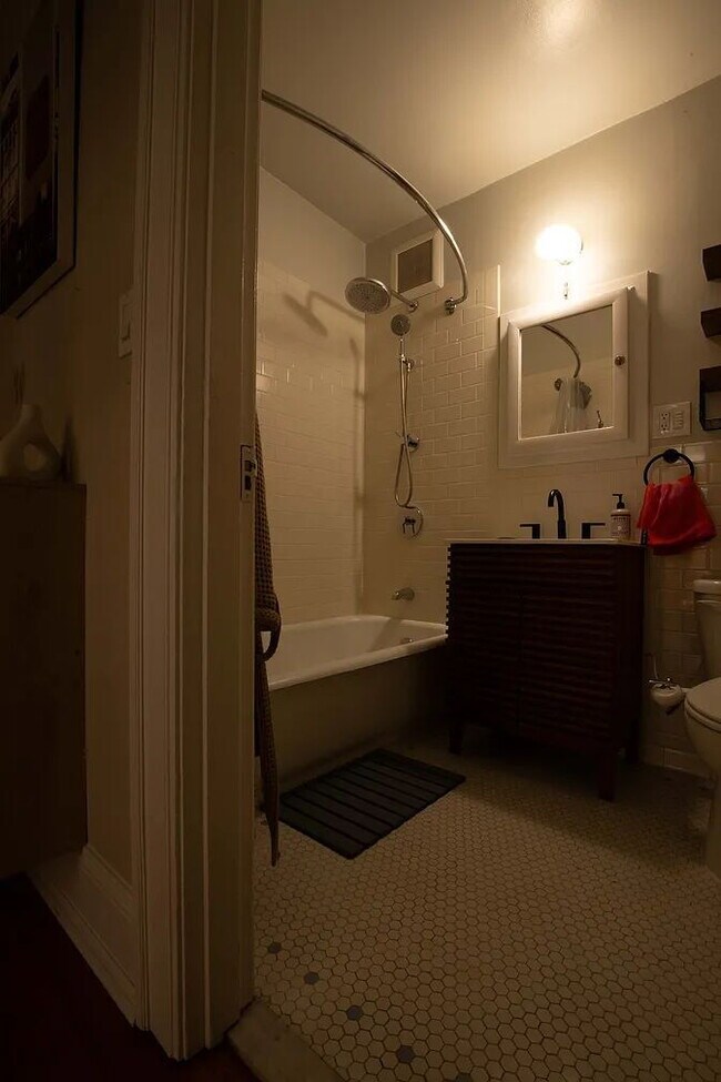Building Photo - "Charming 1-Bedroom Retreat in the Heart of Seattle's Bustling Capitol Hill!"