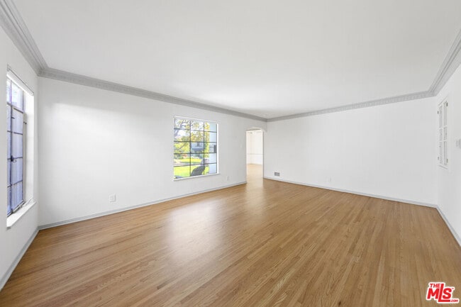 Building Photo - 1031 S Tremaine Ave