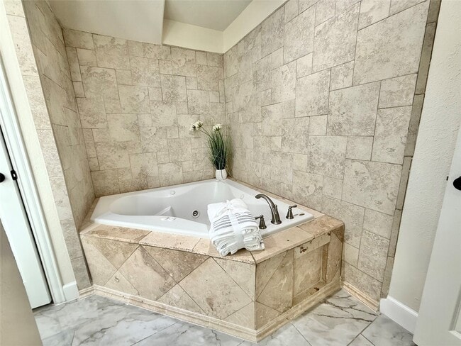 Building Photo - 2502 Lake Gardens Ct