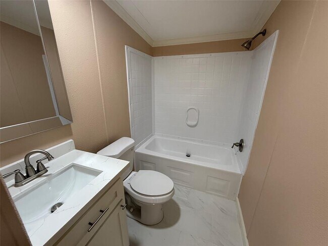 Building Photo - 16767 Oak Knoll Dr
