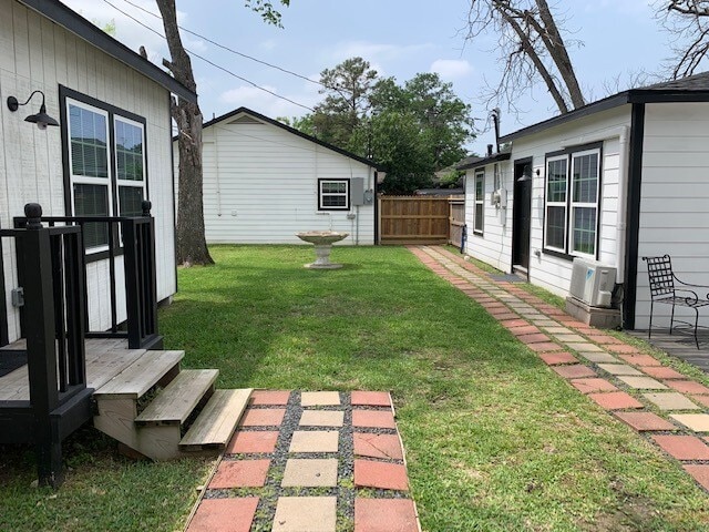 Building Photo - 710 Twin Oaks St