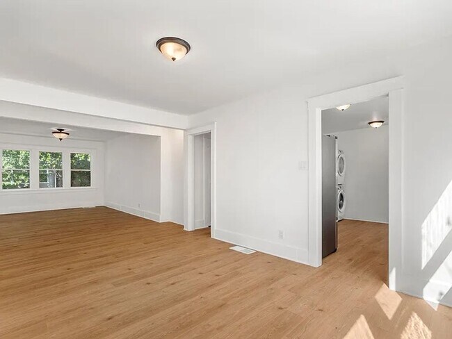 Building Photo - 1044 Manzanita St