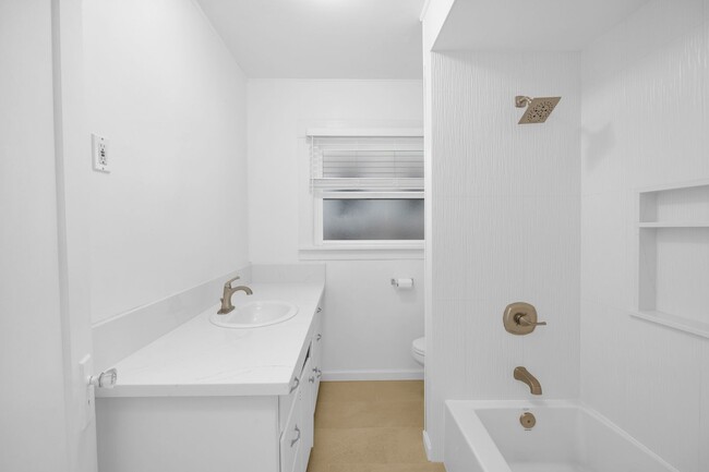 Building Photo - Beautiful bright 2 bedroom in Belmont Shore!