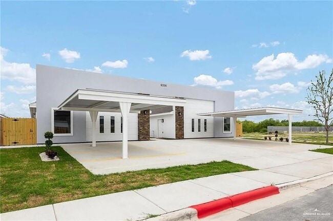 Building Photo - 18 N 56th Ln