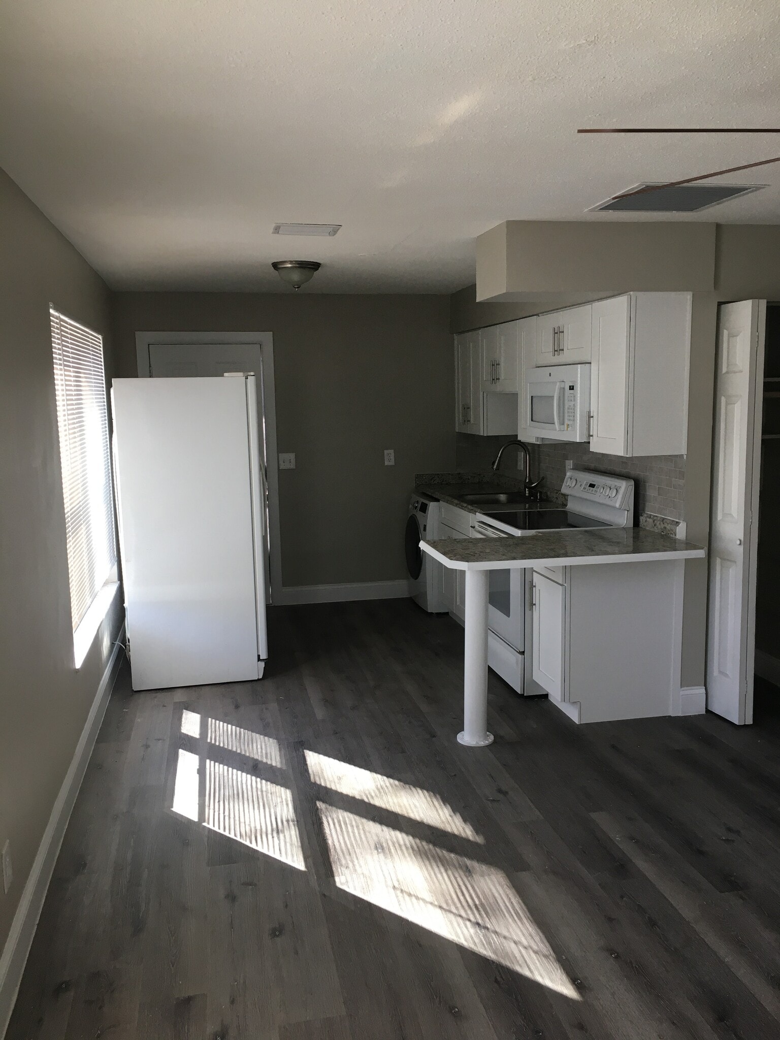 Building Photo - 805 10th St SW