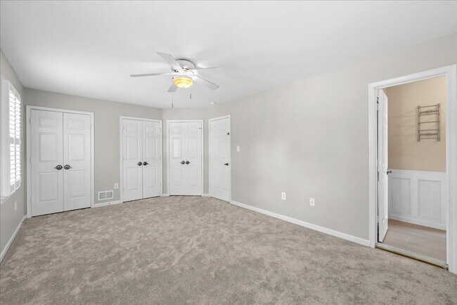 Building Photo - Stunning End-Unit Townhouse with Golf Cour...