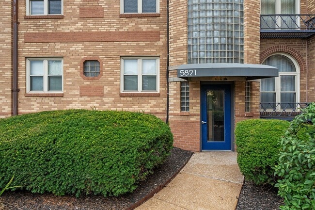 Building Photo - 5821 Lindenwood Ave