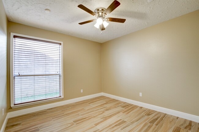 Building Photo - 11840 Spring Grove Dr