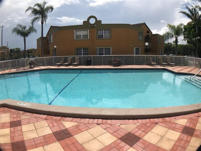 Building Photo - 9731 Fontainebleau Blvd