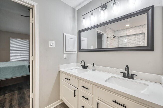 Building Photo - 16439 Sunlamp Ct