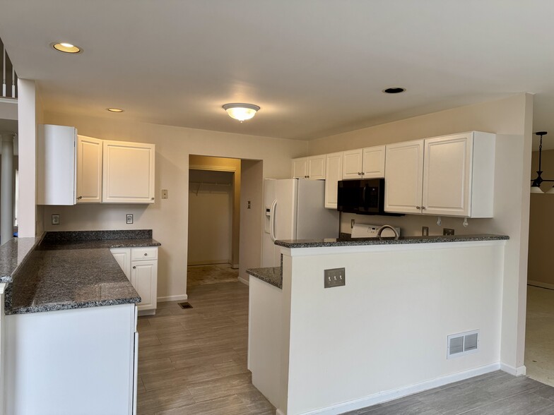 Kitchen - 201 Riverwoods Dr