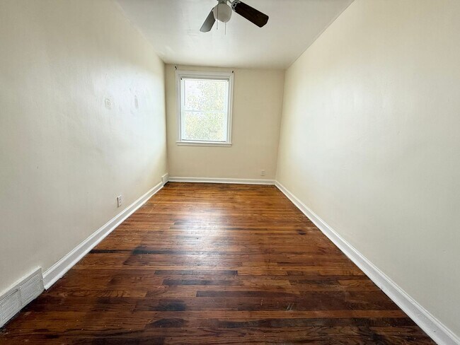 Building Photo - Gorgeous 3-Bed Townhome in Lawncrest! Available NOW!