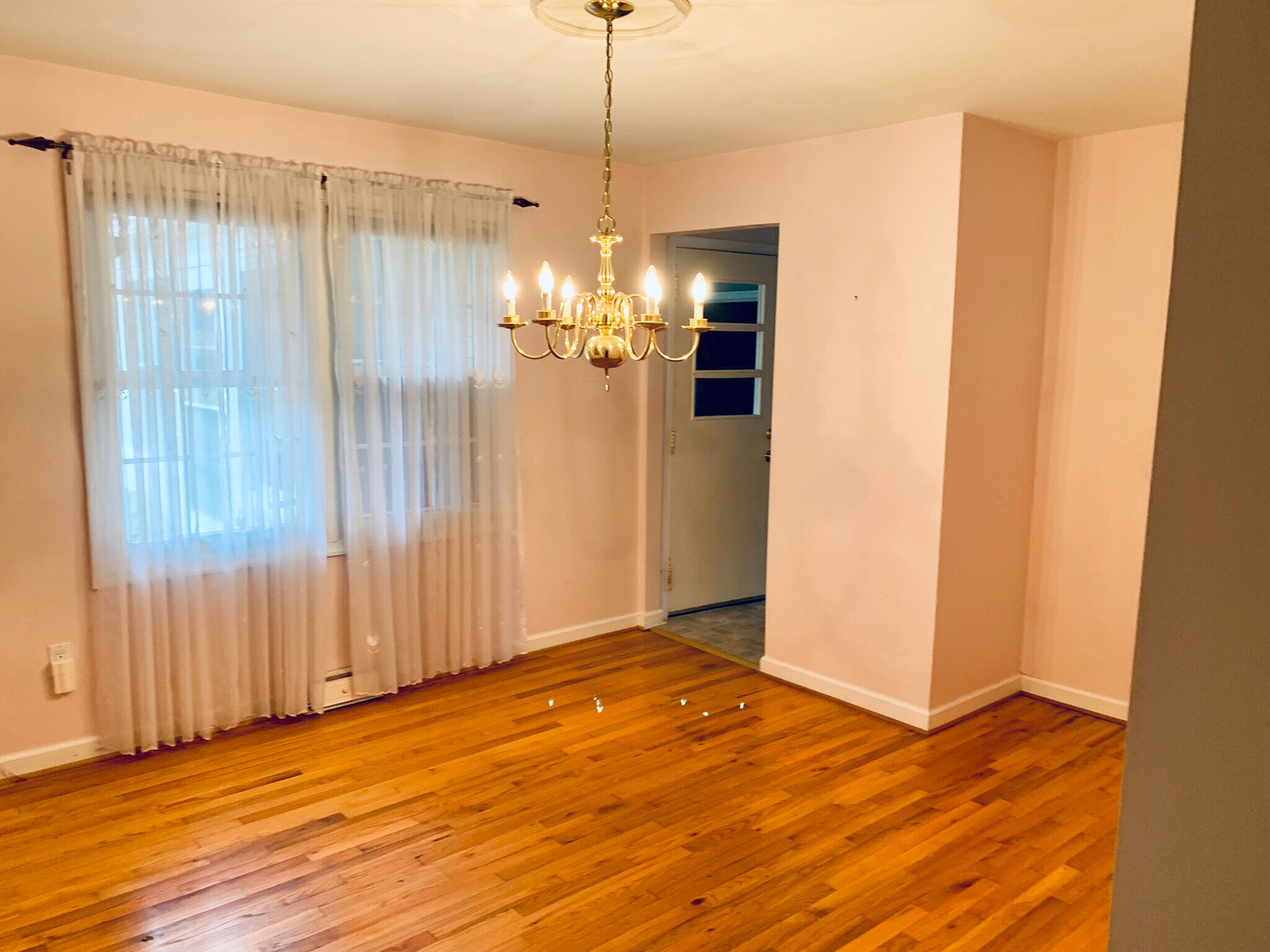 Dining room - 615 N Willow St