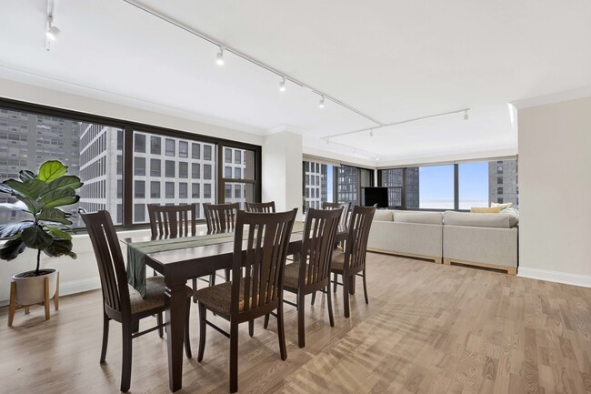 Building Photo - 247 E Chestnut St