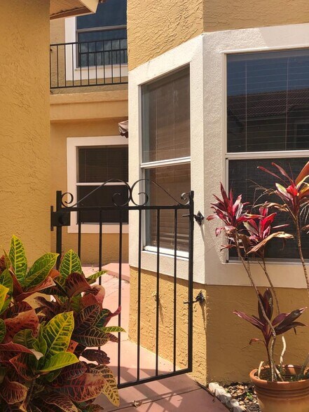 Building Photo - 755 Cove Way