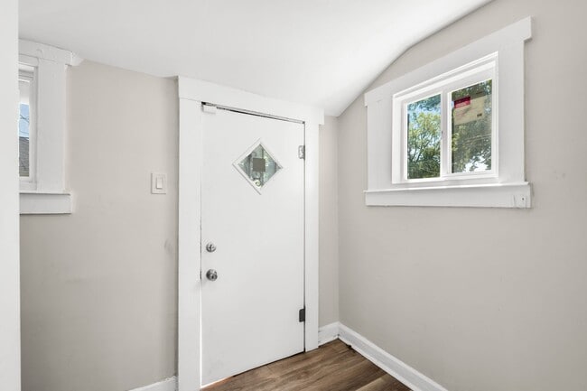 Building Photo - 1215 N Warman Ave