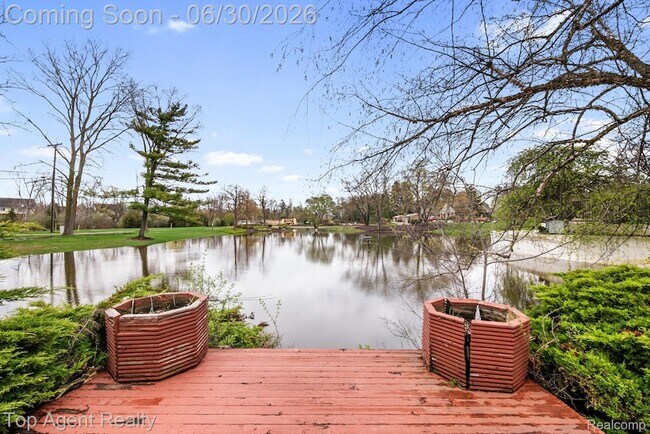 Building Photo - 38887 Country Cir