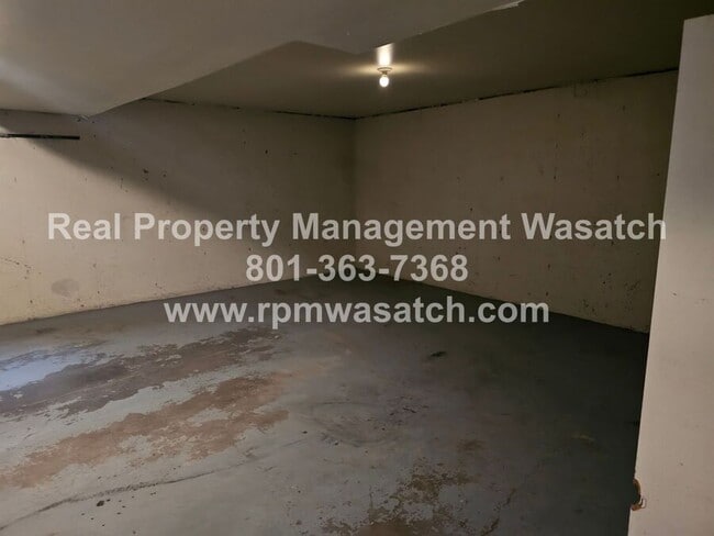 Building Photo - 985 Northcliffe Dr N