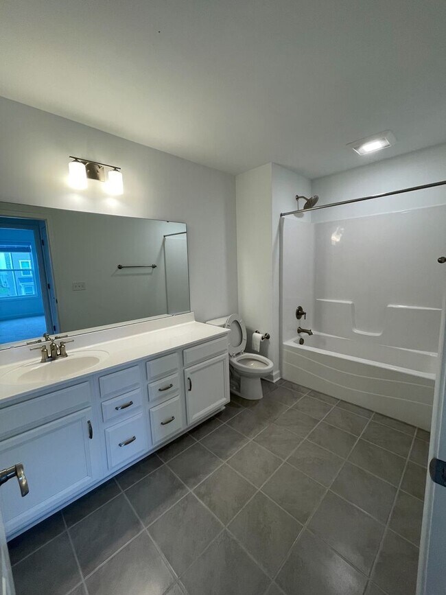 Building Photo - Spacious Home in Westhill Community