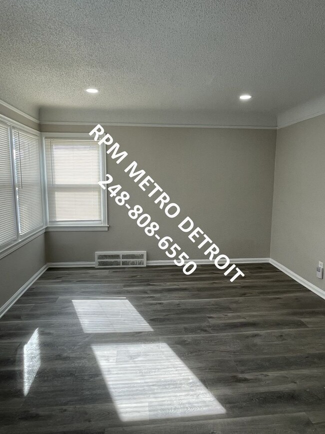 Building Photo - DON'T WAIT - Start the New Year with Move-...