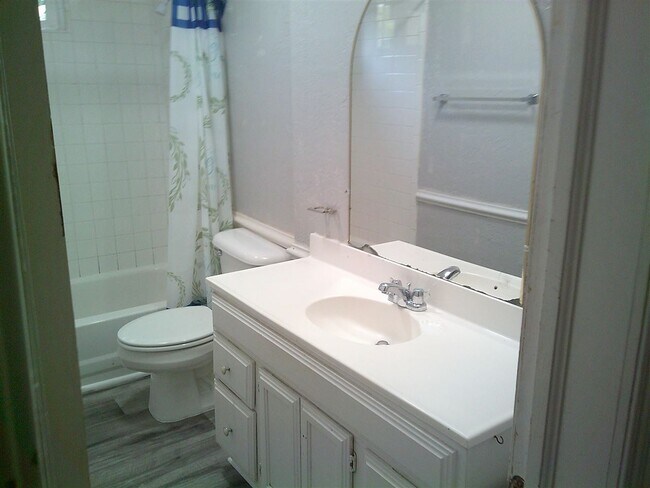 Building Photo - 1801 NW Bell Ave