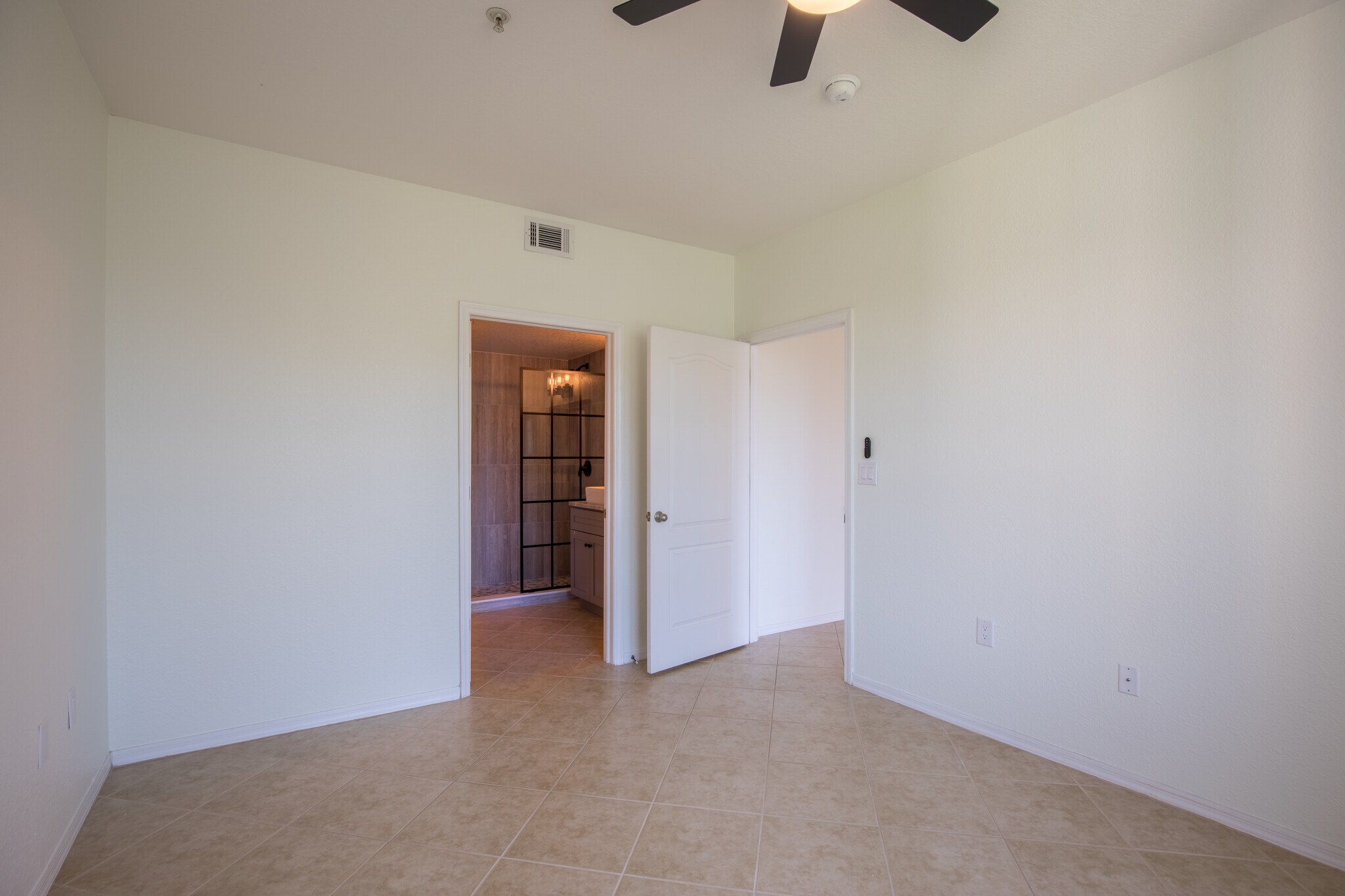 Building Photo - 4106 Central Sarasota Pky