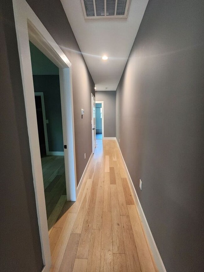 Building Photo - 2BR/1BA Remodeled Duplex w/ In-Unit W/D in Oak Cliff