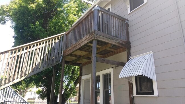 Building Photo - Charming 2-Bedroom Apartment Near Downtown...