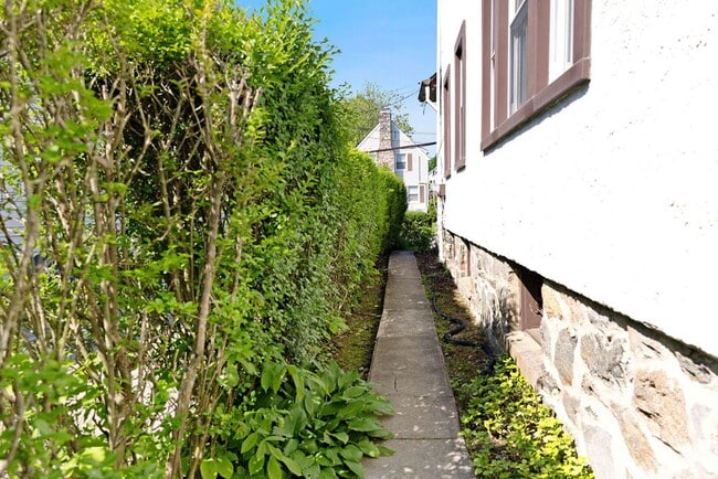 Building Photo - Renovated Home!