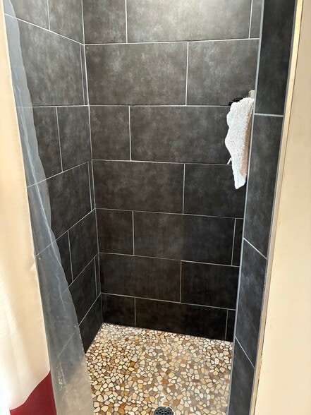 Shared bathroom (rooms 2-4) - 213 Knoll Dr