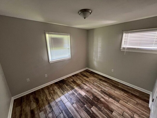 Building Photo - Charming 3BR Rental Featuring Granite Counters & Gas Range