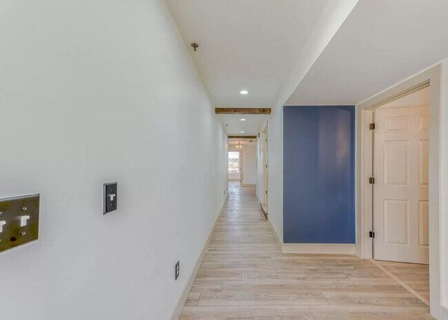 Building Photo - Fabulous ENTIRE 5th Floor DOWNTOWN 4/3.5 L...