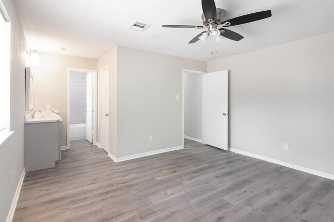 Building Photo - 23710 Farm Hill Dr