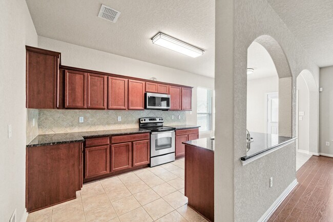 Building Photo - New Braunfels Beauty with plenty of SPACE!