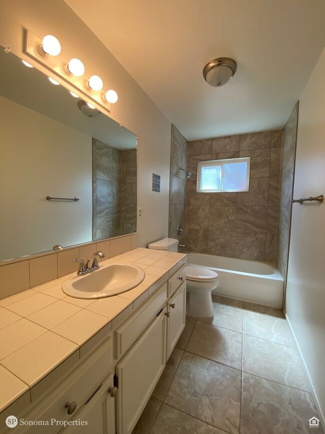 Building Photo - 3bd/2ba Single-Level Home - Close to Downt...