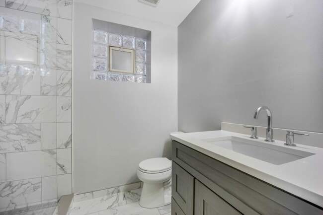 Building Photo - 3 bedroom in Chicago IL 60612