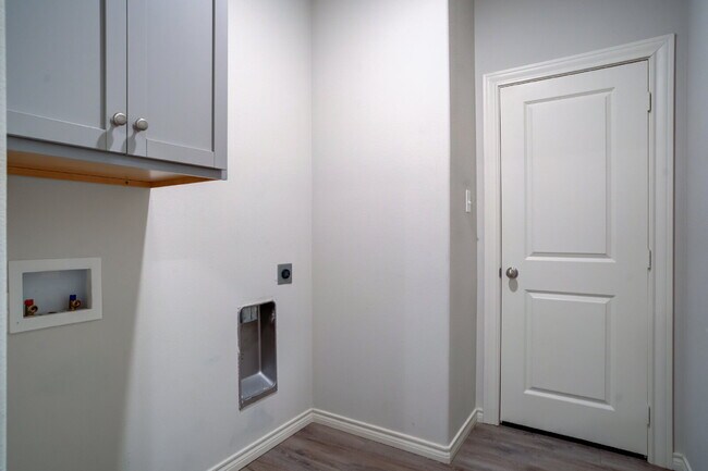 Building Photo - Modern townhome in South Lubbock