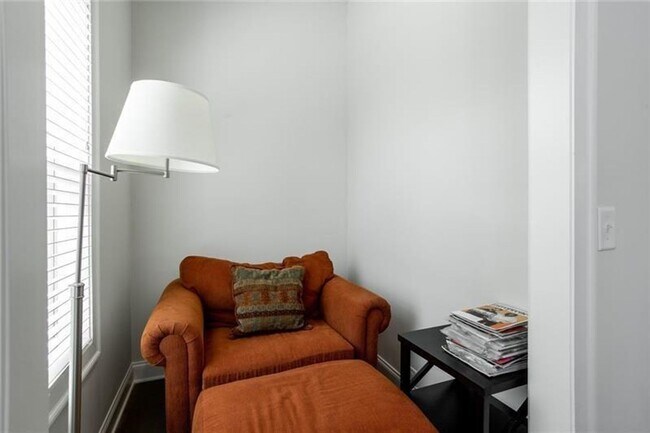 Building Photo - Large 3 Bedroom Luxury Townhome on Silver ...