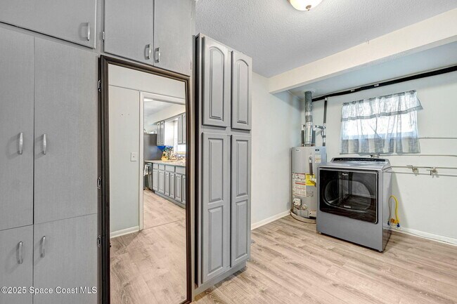 Building Photo - 1028 Coronado Dr