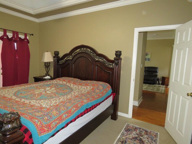 Building Photo - 8113 Glenmore Dr