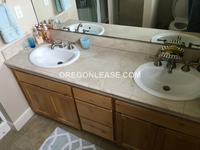 Building Photo - 3 bed 2.5 bath townhome in North Eugene