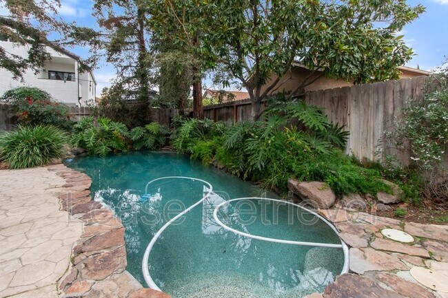 Building Photo - 1921 Ridgemont Way