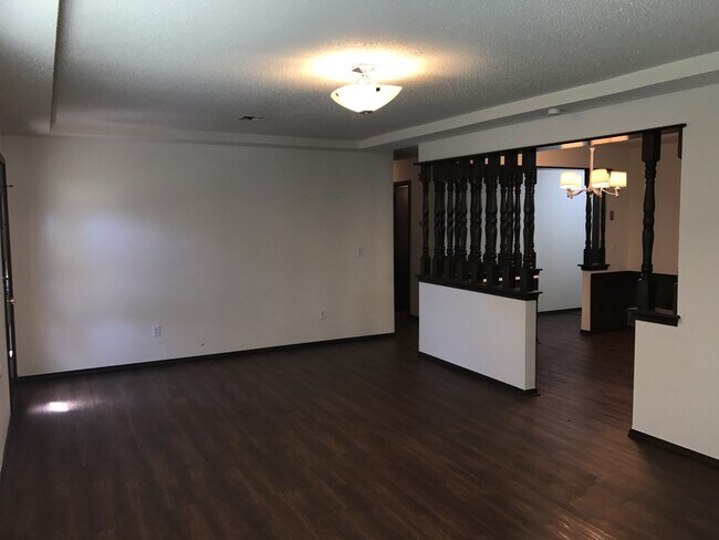 Building Photo - Beautiful 3 bed home for rent in Midwest C...