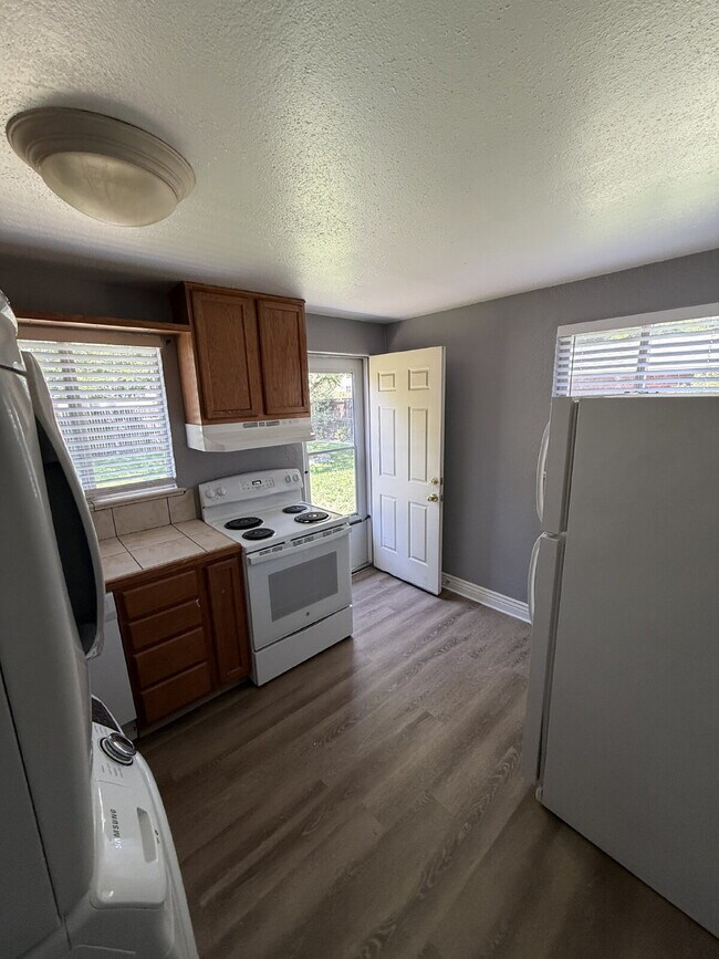Building Photo - Freshly Updated 1-Bedroom Apartment in Denver – Move-In Ready!