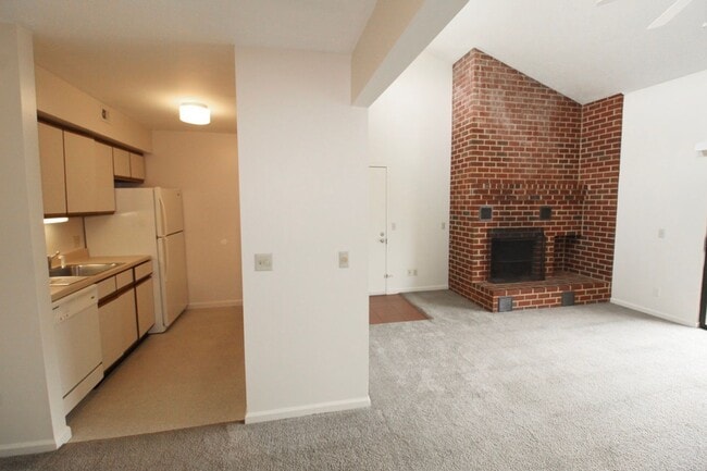 Building Photo - Stunning 2-Bedroom Condo for Rent on Blue ...