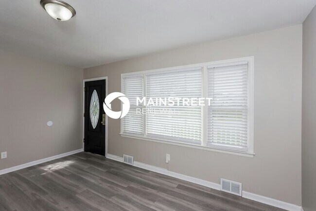 Building Photo - 3 Bedroom Pet-Friendly Home in LOUISVILLE, KY with Main Street Renewal